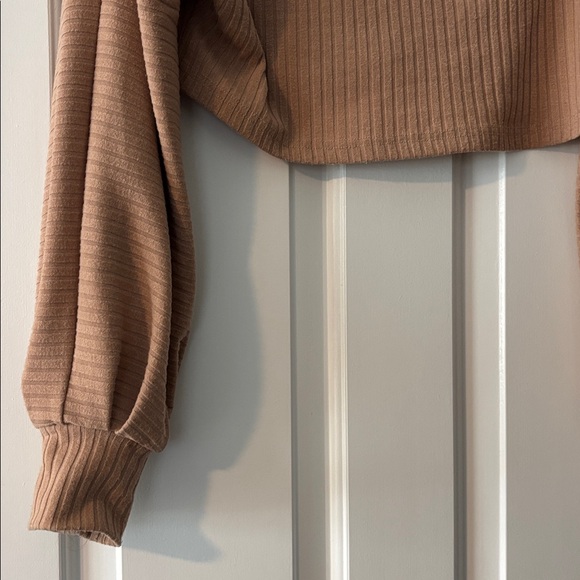 Cropped Ribbed Top - Picture 4 of 4